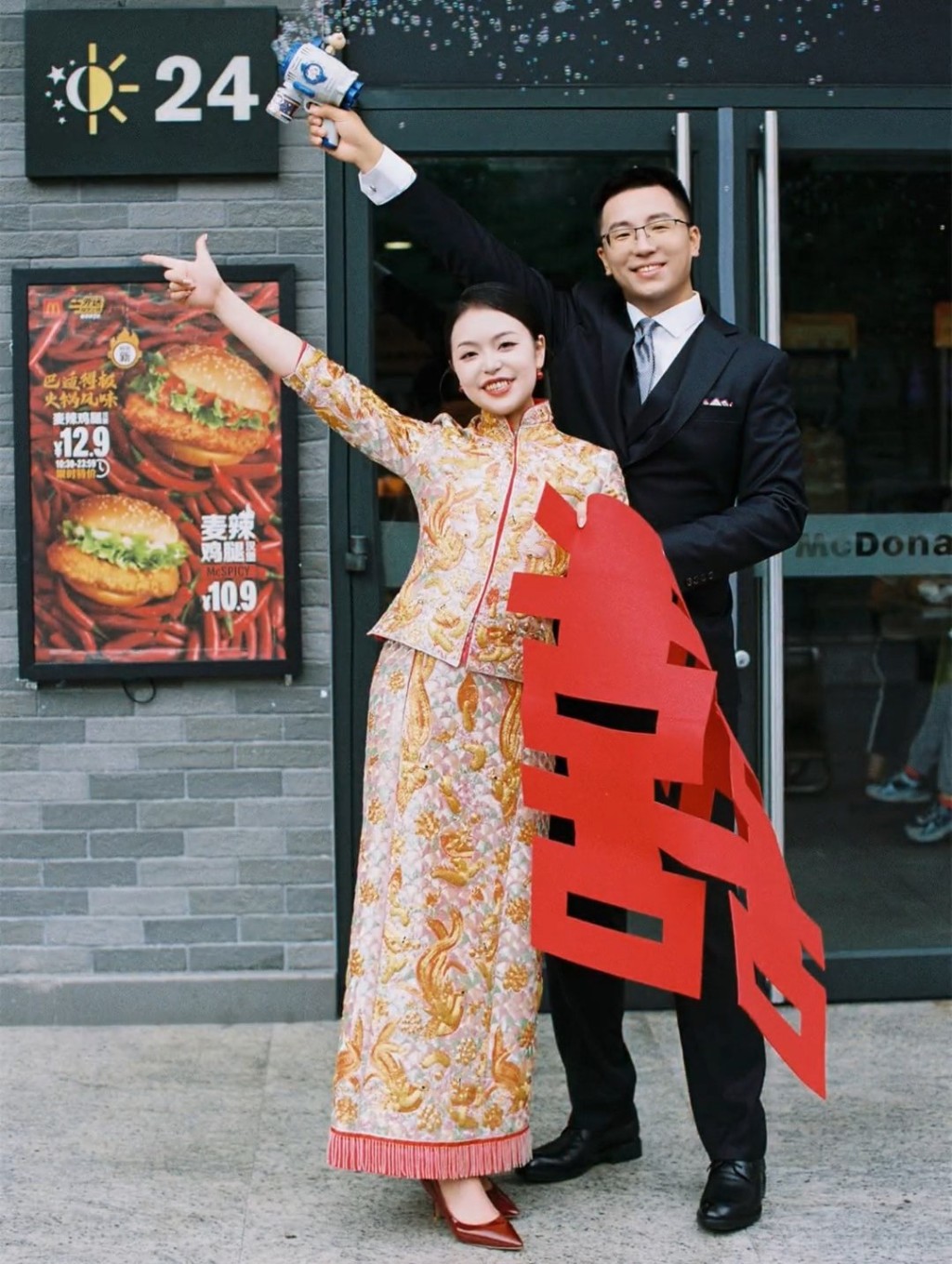 一對新人選擇在麥當勞擺酒引起網民熱議。（微博）