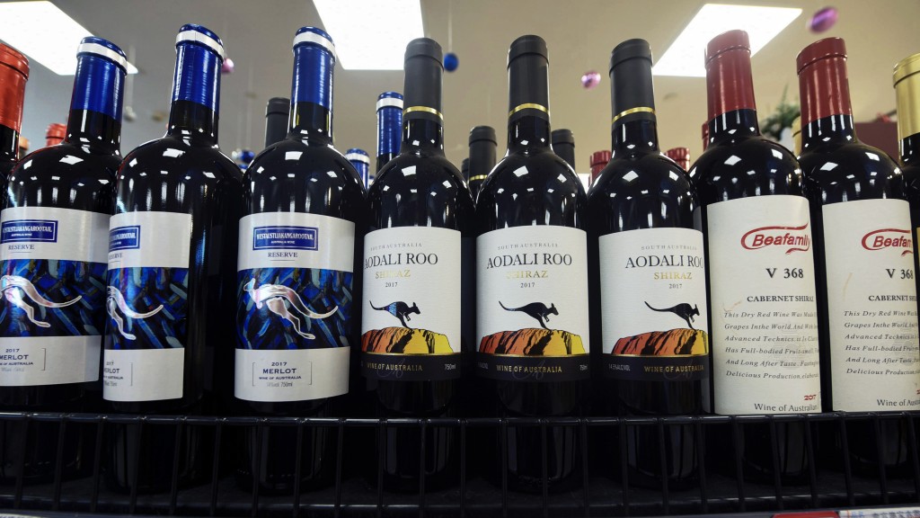 2020年11月，杭州一間超市貨架上陳列着一瓶瓶澳洲葡萄酒。 美聯社