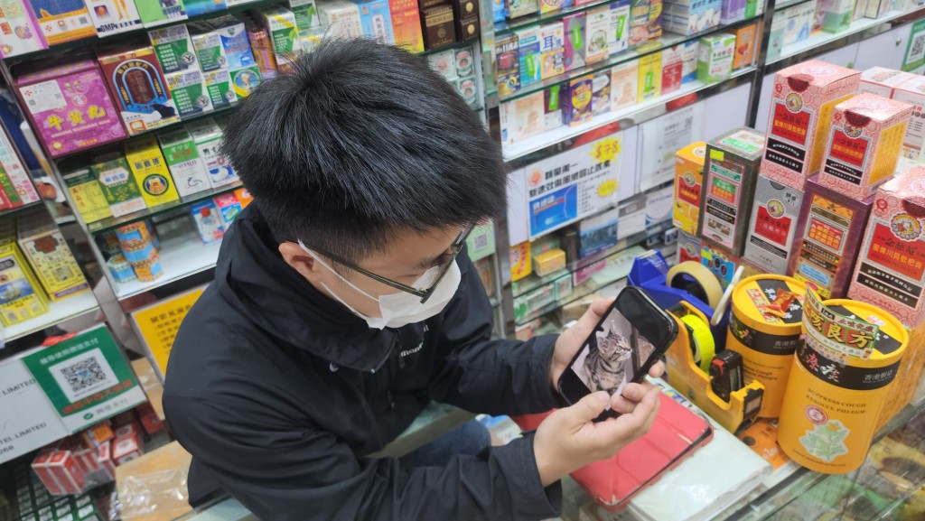 藥房員工向記者展示「阻B」的照片。黎志偉攝