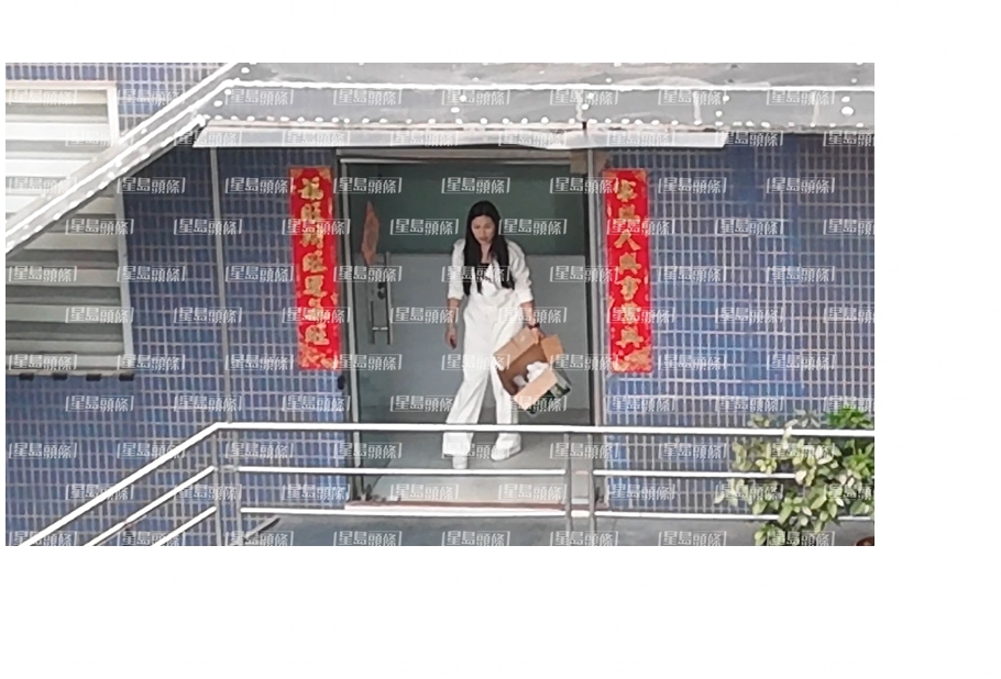 王青霞亲力亲为搬运货物由地面行楼梯上楼，形象与昔日气质型才女人设有出入。