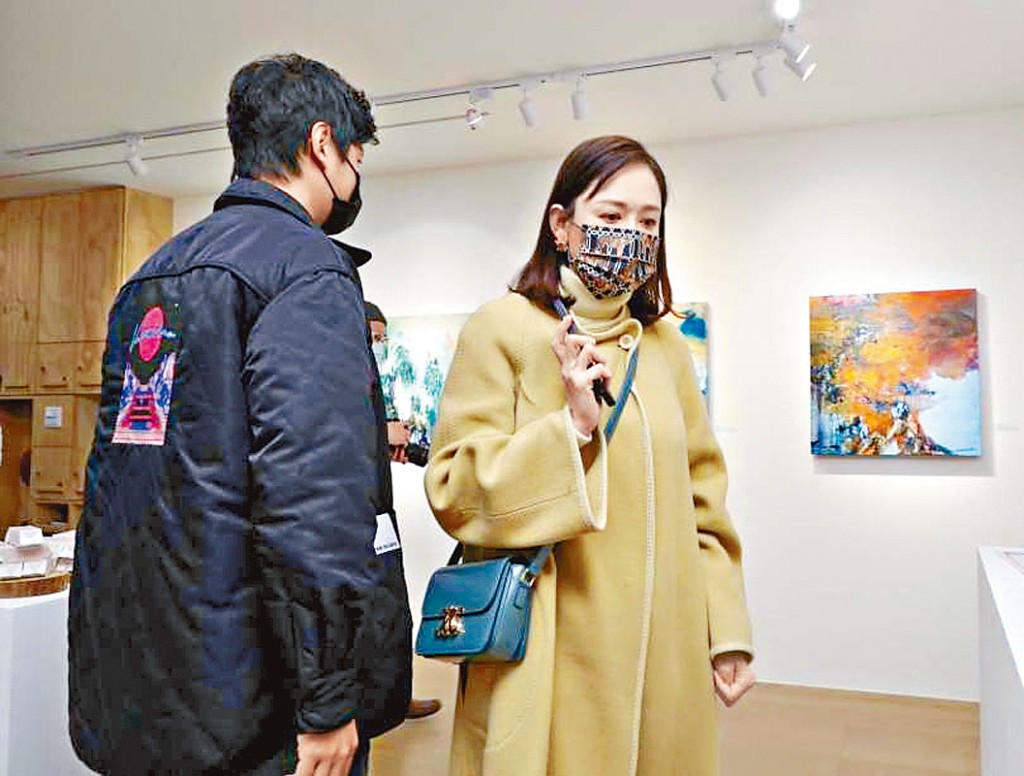 陳喬恩早前現身撐男友的畫展。