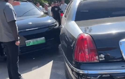 9米多長的林肯私家車阻路。微博@大老客大大 9米多長的林肯私家車阻路。微博@大老客大大