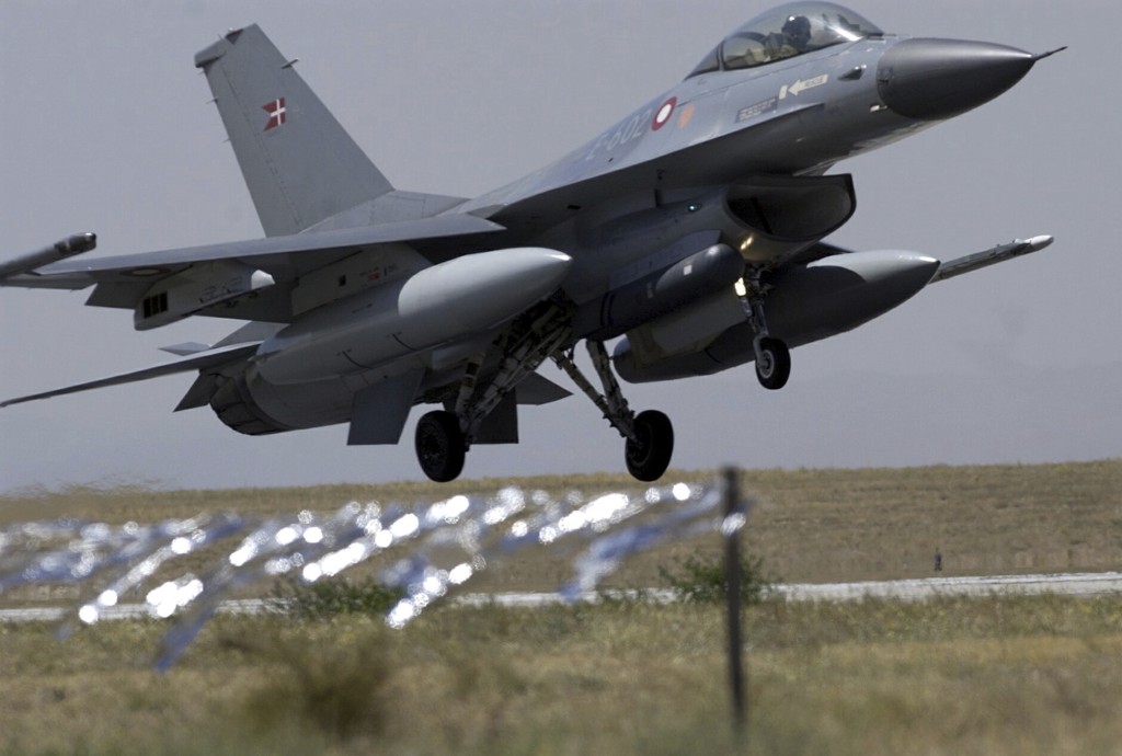 北约开始向乌克兰转移F-16战机。美联社