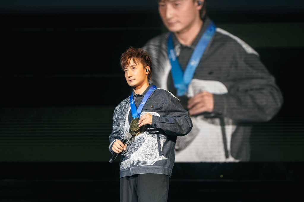 方力申戴上近年奪得的三面金牌,強調自己並非「前香港運動員」或「過氣冠軍」,而是「今天的世界冠軍」。 方力申戴上近年奪得的三面金牌,強調自己並非「前香港運動員」或「過氣冠軍」,而是「今天的世界冠軍」。