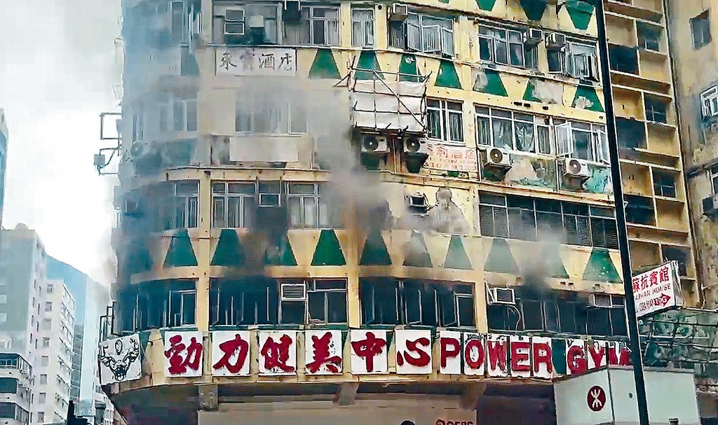 佐敦道華豐大廈發生三級火，火勢迅速蔓延，濃煙沿樓梯攻上其他樓層。