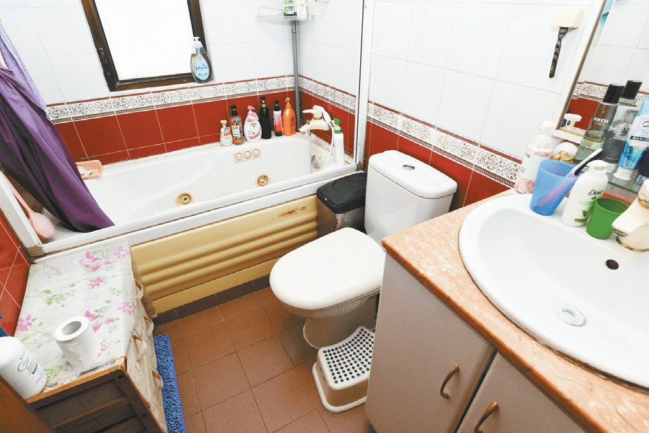 浴室保養不俗，且設有浴缸和特色牆身。