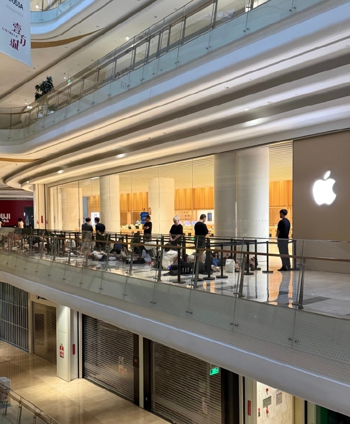 深圳Apple新店開業，逾千人通霄排隊。