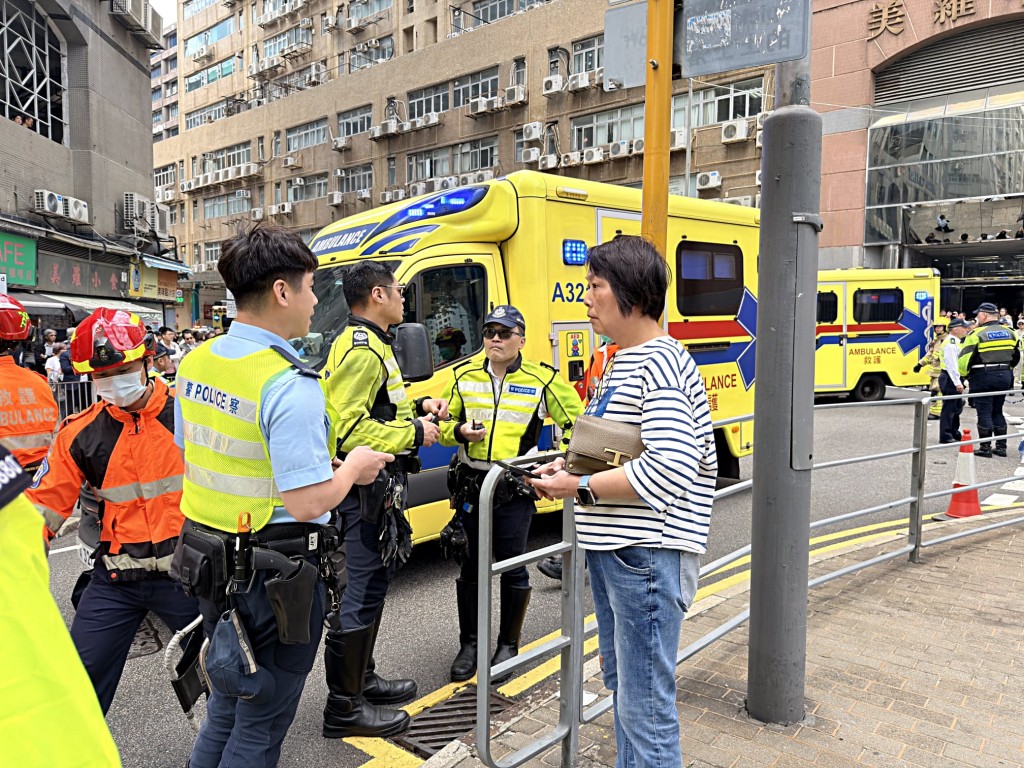 警員向目擊者查詢。梁國峰攝 警員向目擊者查詢。梁國峰攝