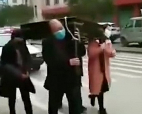 打牌的4名市民被罰扛著麻將台遊街示眾。網上圖片
