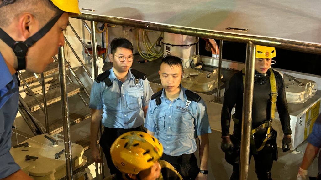 两名跳入海中救人的警员。蔡楚辉摄