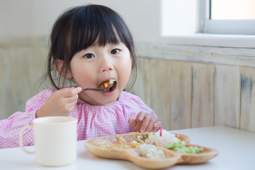 當幼兒進食時，照顧者引導他們作五感學習。