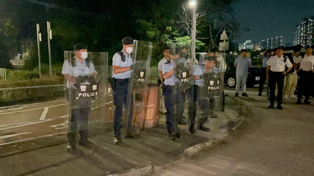 警方再夥漁護署到事發現場一帶捉狗。 警方再夥漁護署到事發現場一帶捉狗。