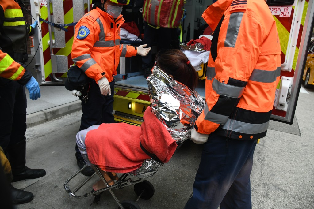 伤者由救护员送院治理。
