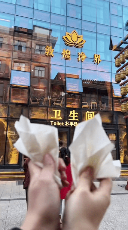 游客揸厕纸敦煌“网红厕所”外影相。抖音