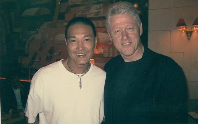 过去曾到访SEVVA的中外名人身影不绝，包括美国前总统克林顿Bill Clinton（右）。