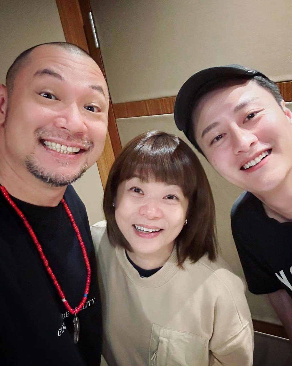 阮小儀曾與金剛（左）合作主持TVB節目《街坊廚神》系列。