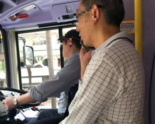巴士乘客為上一程多收2元車費與司機理論。梁栢堅facebook圖片