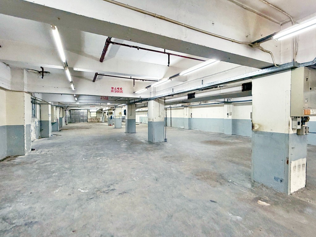 觀塘美康工業大廈全層放售,意向價約2160萬。 觀塘美康工業大廈全層放售,意向價約2160萬。
