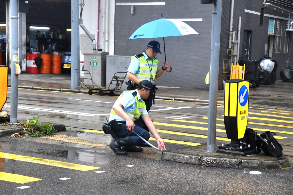 警员于事发现场安全岛量度搜证。徐裕民摄