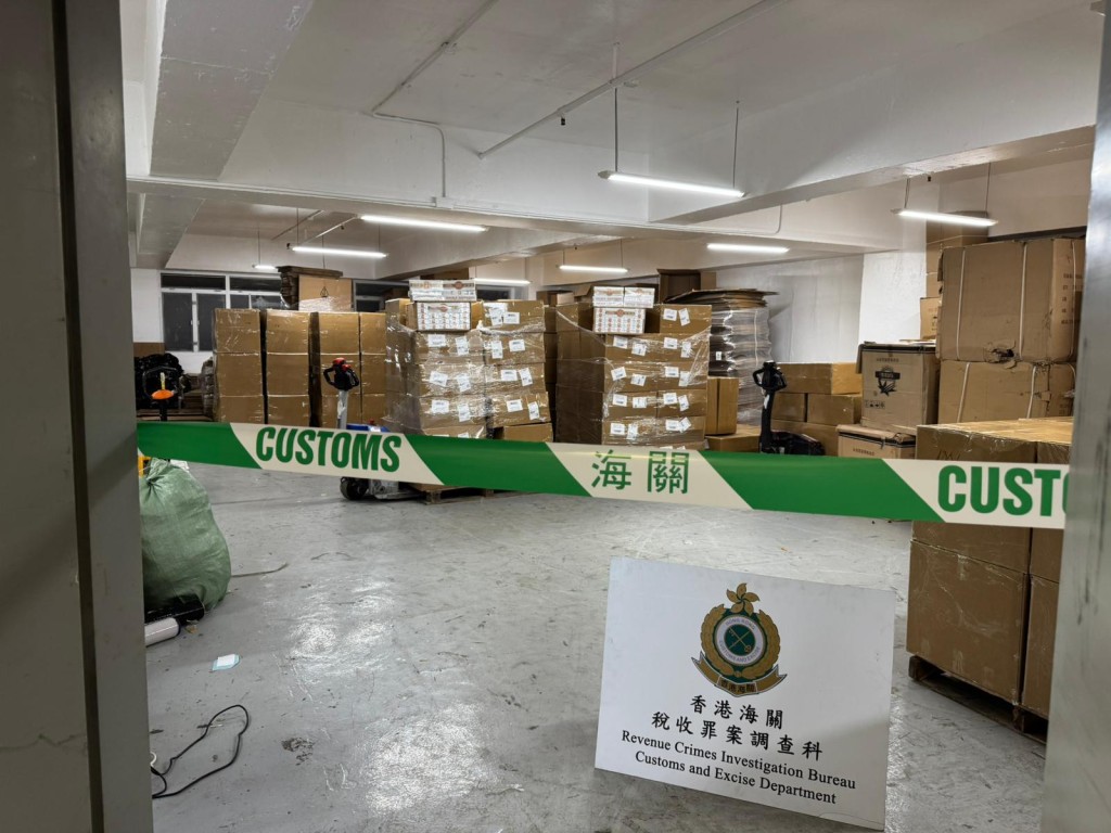 海關在屯門和錦田先後破獲兩個私煙儲存及分銷倉庫。