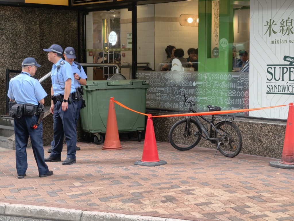 警員在金鐘海富中心查封一部疑與案有關單車。