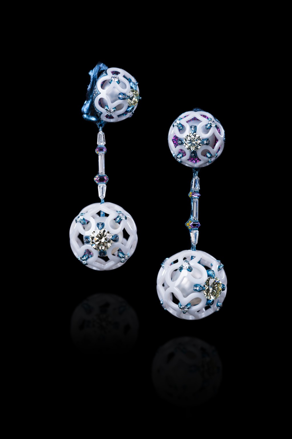 《平行时空》是2018年的作品，耳环以世英陶瓷，配合黄钻、钻石、粉红刚玉、南海珍珠及钛金属制成，镂空设计象徵穿梭不同时空的状态。