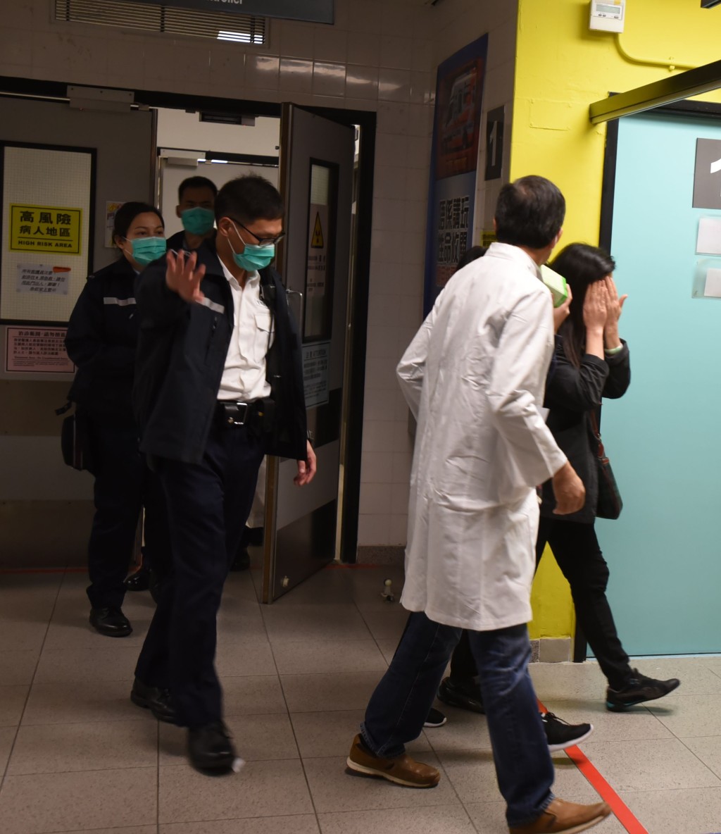 死者家屬認屍。徐裕民攝