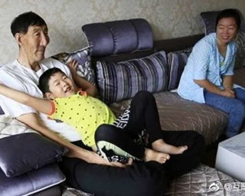 中國第一巨人身高超過2米的鮑喜順，與細28歲的妻子14年前誕下一名兒子。微博互聯網速遞圖片
