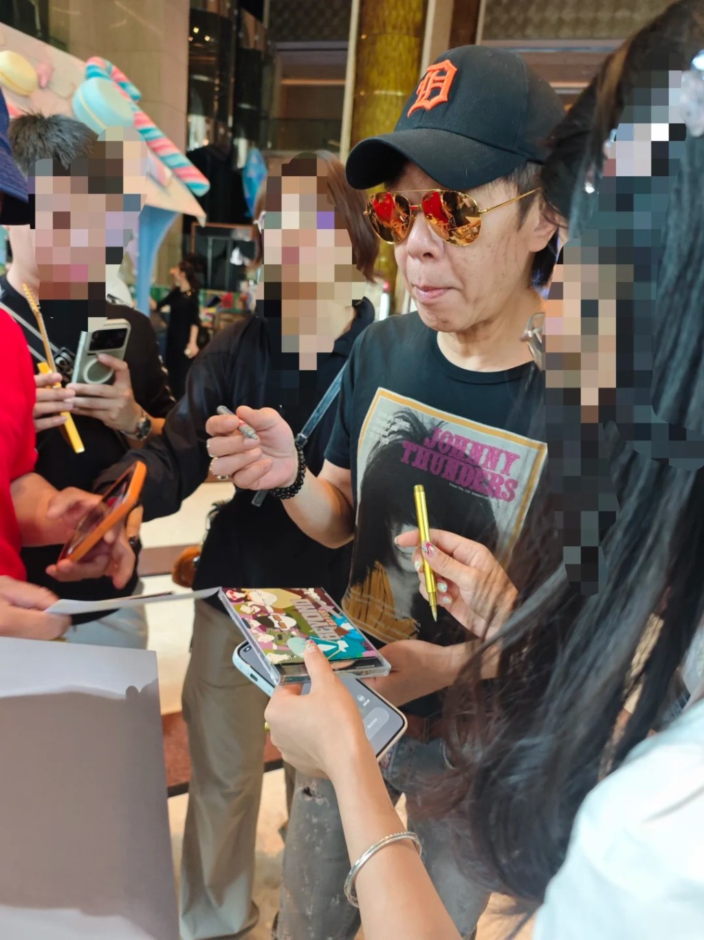 黃貫中於酒店門外為粉絲簽名。