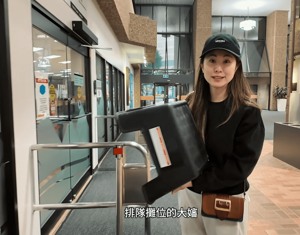 鄧健泓陪老婆晨早去申請護照。