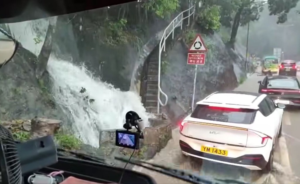 大潭道水浸馬路變激流，車輛停下出現車龍。fb馬路的事討論區影片截圖