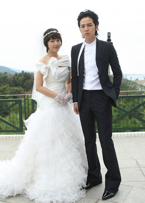 朴信惠與張根碩演出大熱劇集《原來是美男》，有短髮婚紗look。