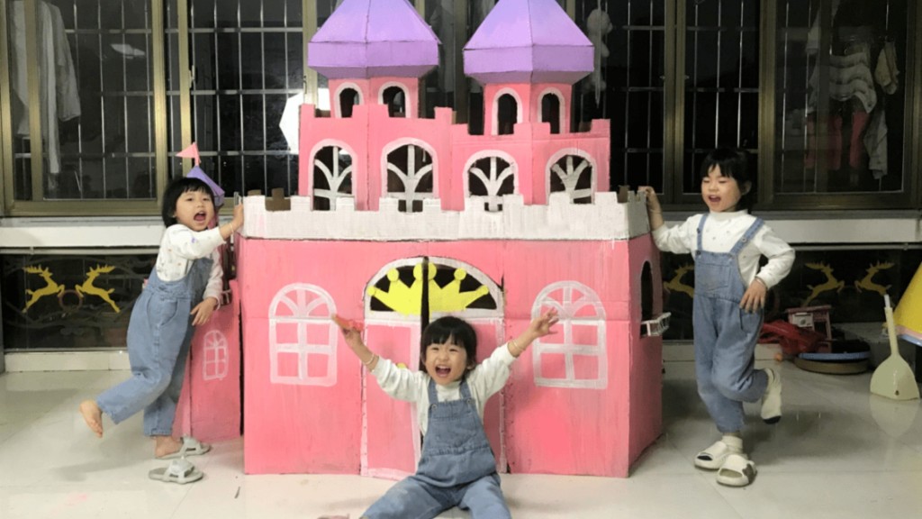 3名女兒一同與媽鎷為城堡上顏色。