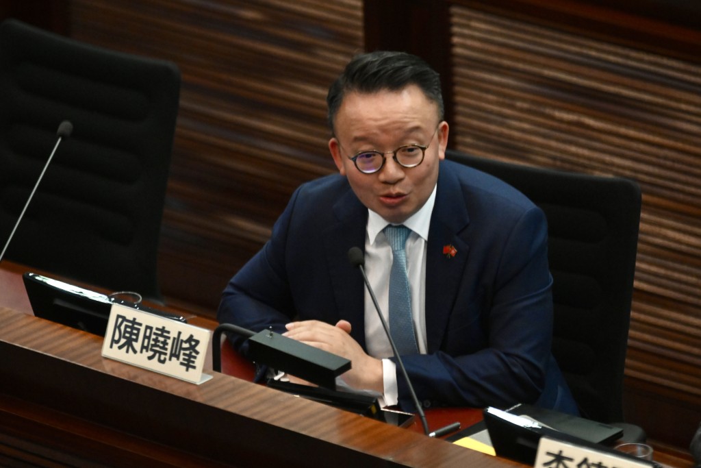 陳曉峰問到，如果一個單位由兩個業主共同擁有，當局會否容許他們分開購買兩個單位。