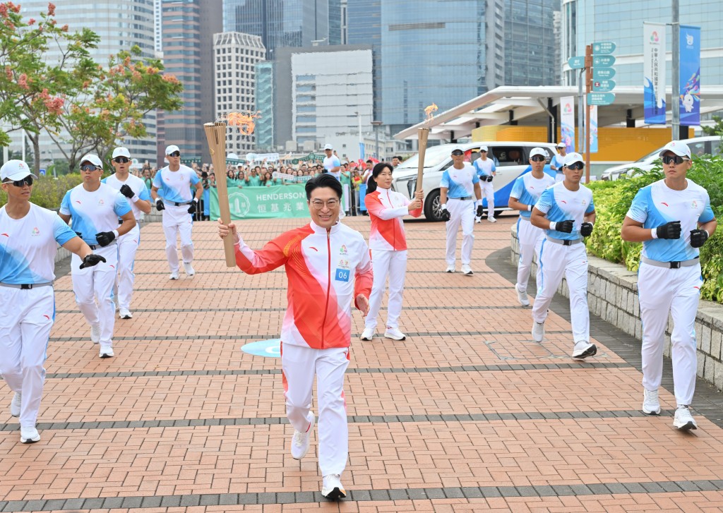 第六棒火炬手李家誠，在中環海傍傳遞火炬。政府新聞處