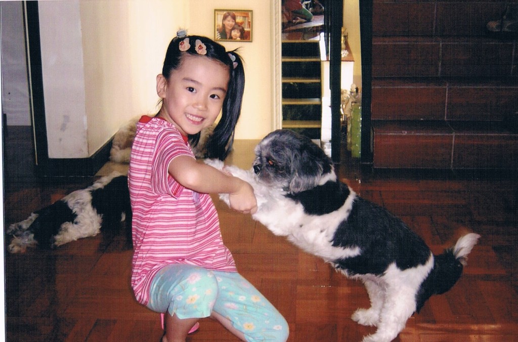 林靜莉兒時與愛犬為伴。