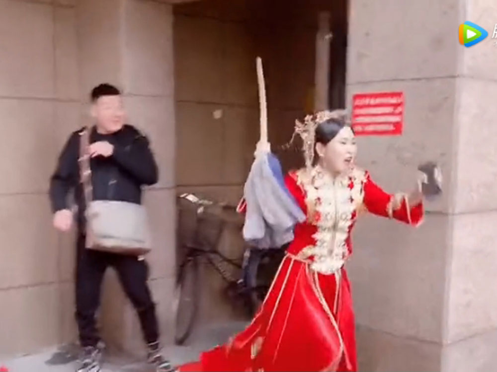 新娘拿起地拖霸氣趕客。