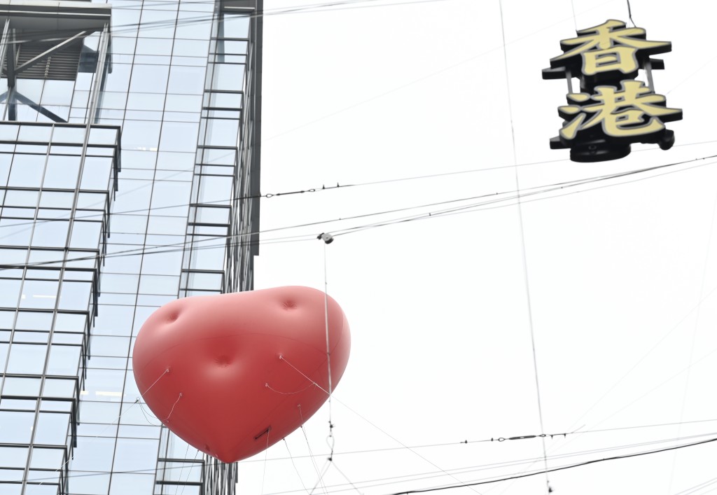 巨型飘浮大红心「快闪」到中环街市。 锺健华摄