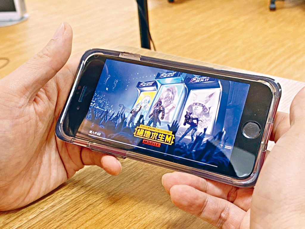 腾讯食鸡游戏《PUBG MOBLE》上月海外收入折合约6.1亿港元，按年增25%。