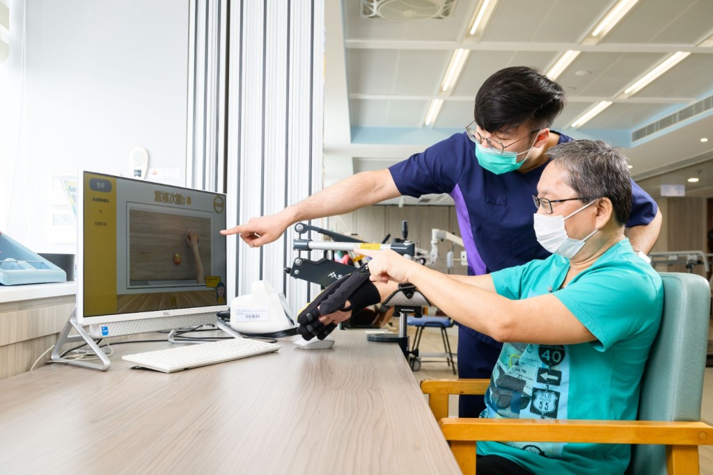 香港復康會多年來一直以WHO的「國際功能、殘疾和健康分類」(ICF)框架引入服務,近年更透過推動基層醫療服務、早期疾病預防及健康生活模式,提升社會健康韌力,協助患者把握黃金復康期,逐步重投社區生活,延續自主而有意義的生活。 香港復康會多年來一直以WHO的「國際功能、殘疾和健康分類」(ICF)框架引入服務,近年更透過推動基層醫療服務、早期疾病預防及健康生活模式,提升社會健康韌力,協助患者把握黃金復康期,逐步重投社區生活,延續自主而有意義的生活。