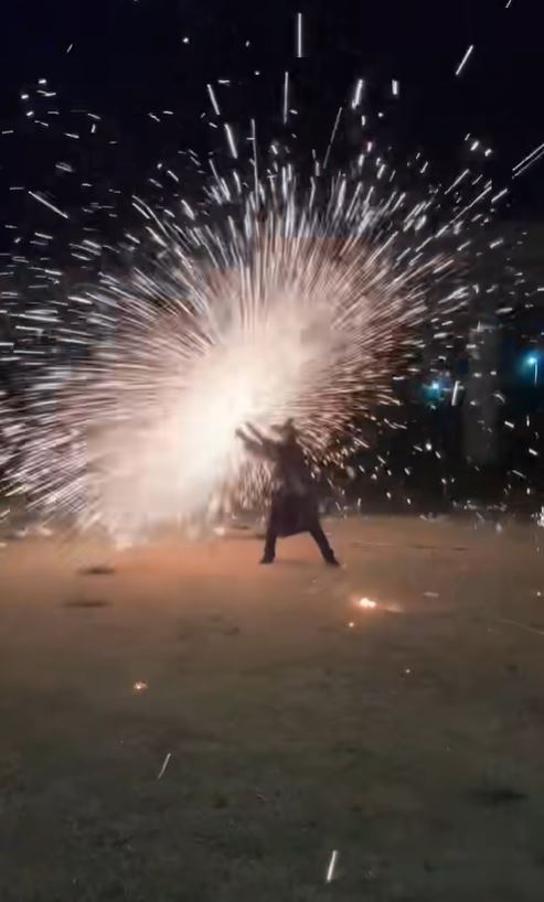 打鐵花網紅「村夫」年廿九因燒炭取暖，中一氧化碳毒身亡。