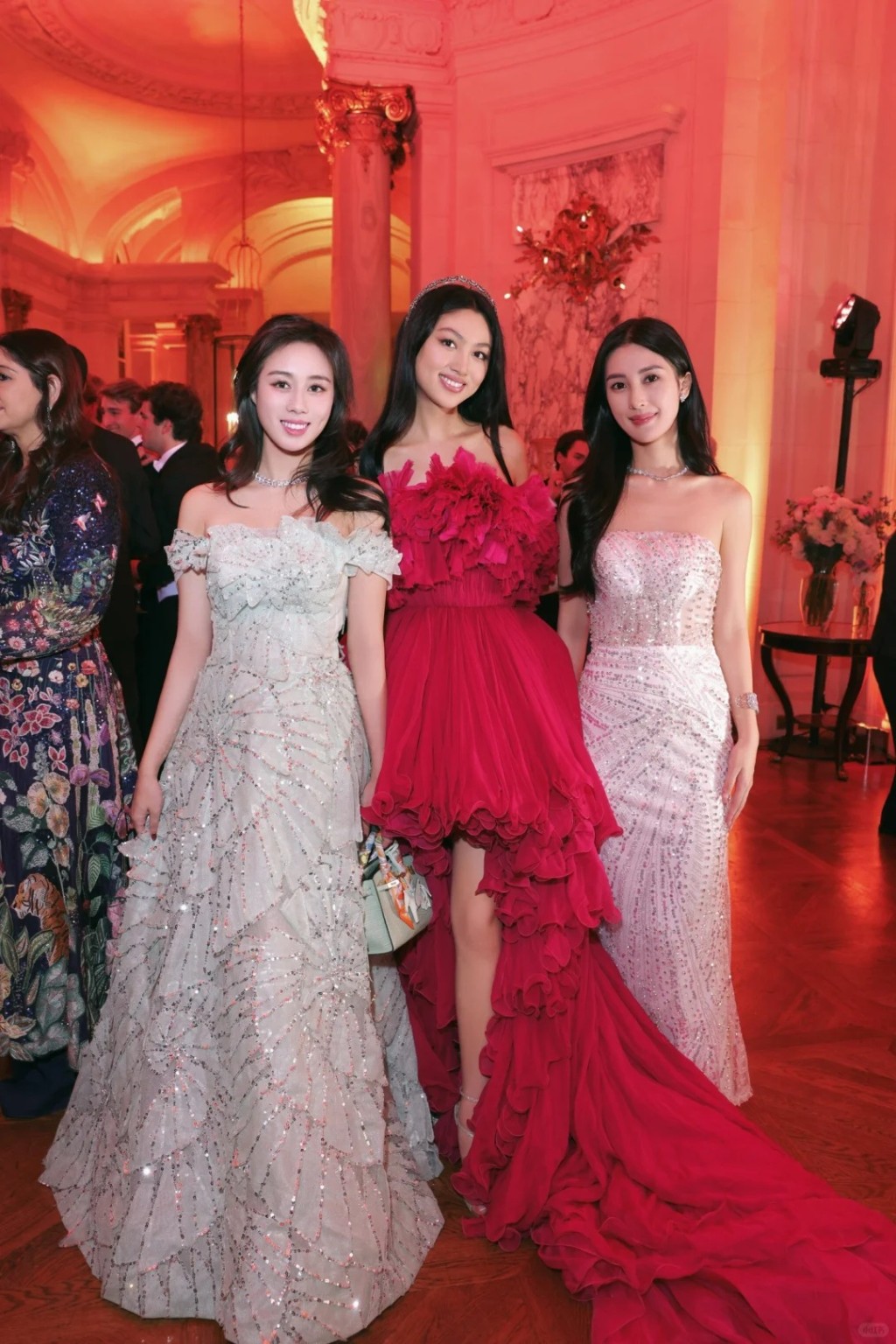 何超欣（左一）身穿米色Tube Dress，高贵大方，任晴佳（中）则穿上鲜红色的晚装，非常之抢眼，而身穿白色珠片Tube Dress的李朗怡（右一），大骚白滑香肩，气质满泻！