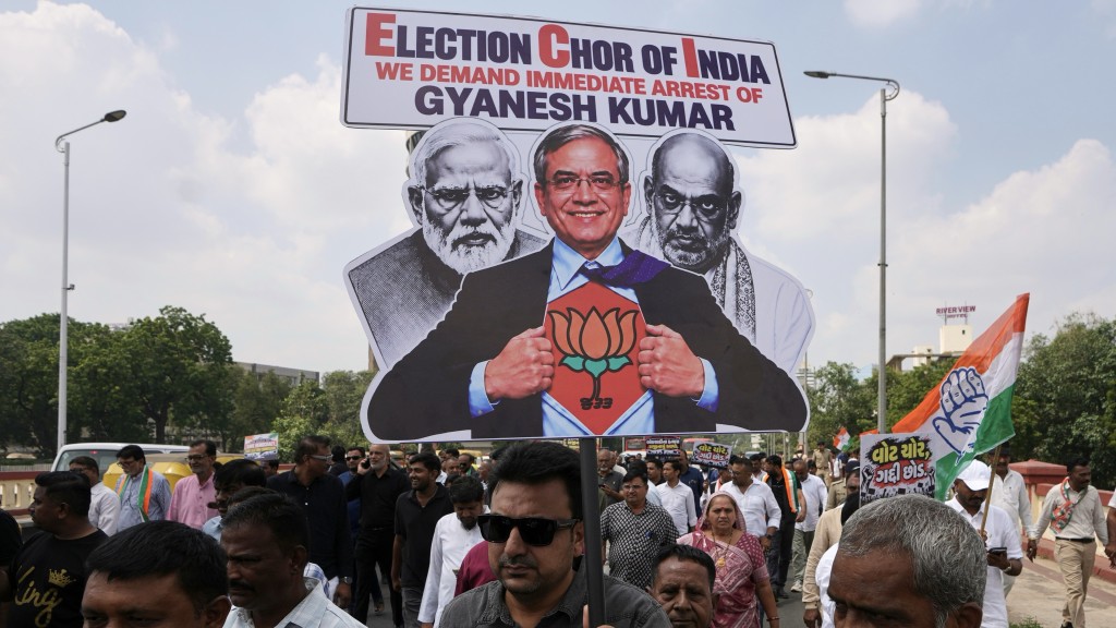 印度民眾要求選委會主席庫馬爾(Gyanesh Kumar)下台。 美聯社 印度民眾要求選委會主席庫馬爾(Gyanesh Kumar)下台。 美聯社