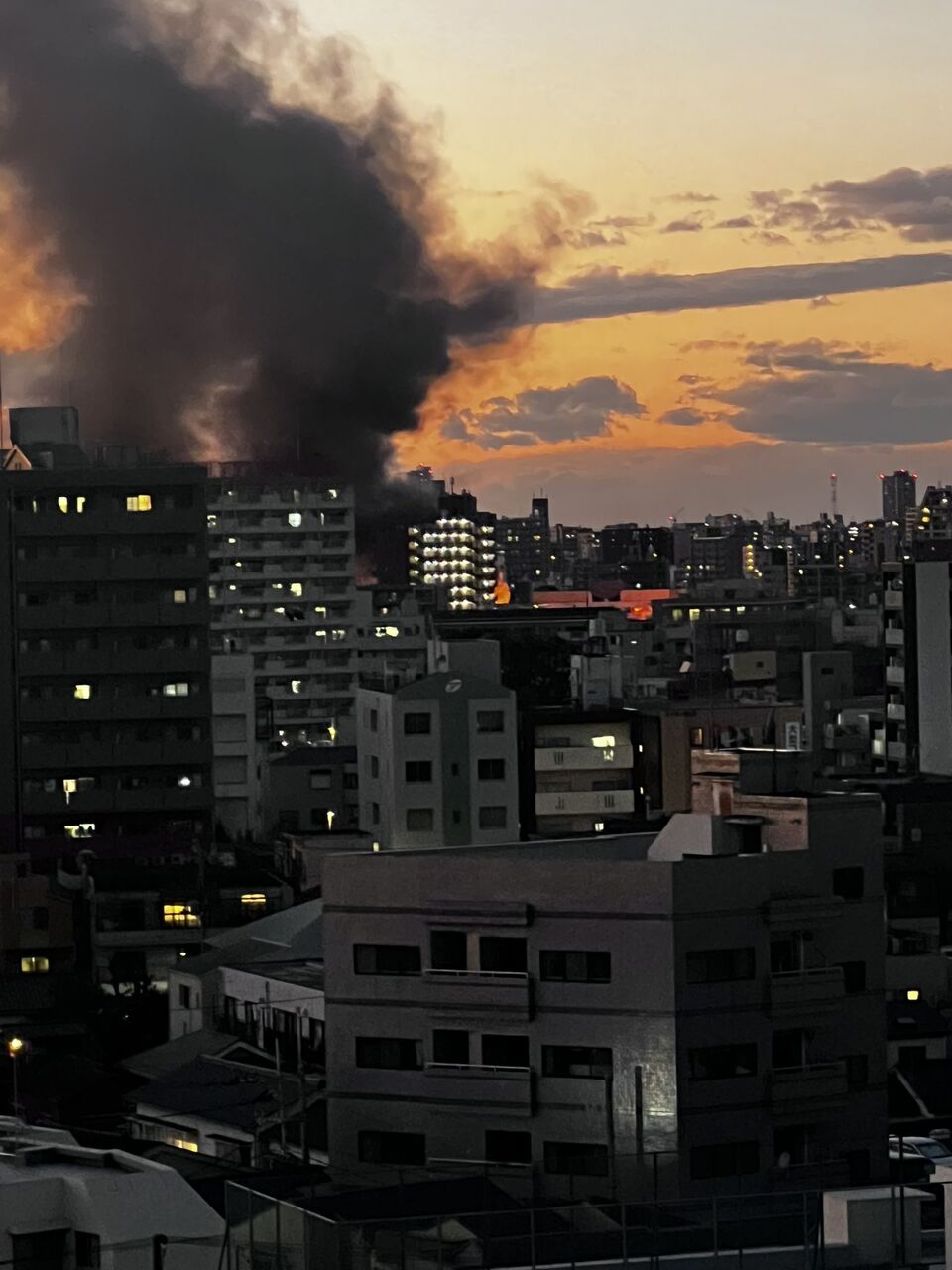 東京墨田區8楝住宅大火，傳多人被困。（X平台）