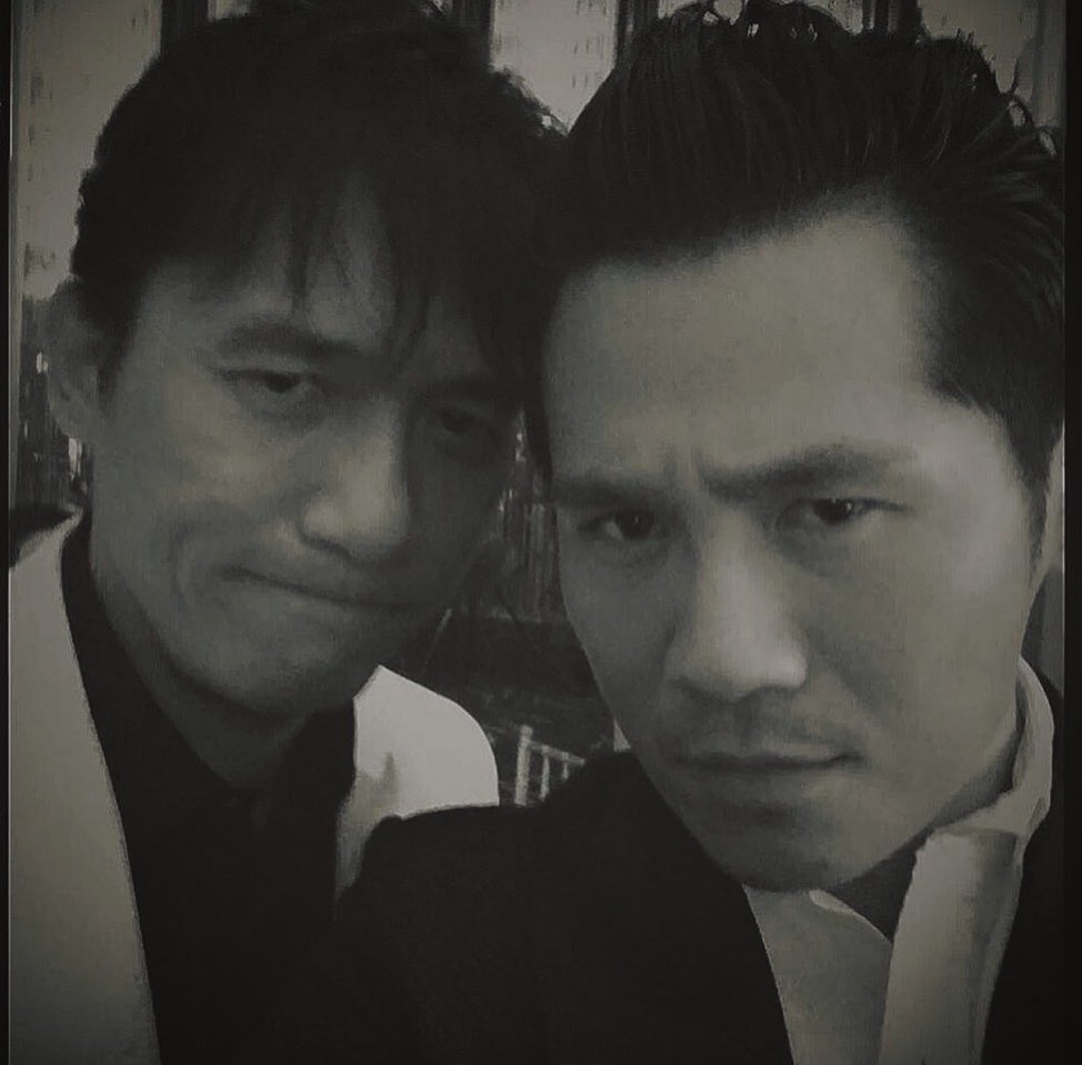 眼神一個憂鬱、一個凌厲。