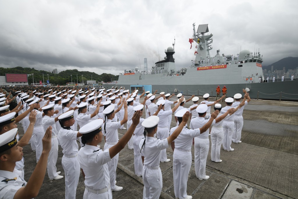 岸上的海陸空官兵代表列隊送別。 岸上的海陸空官兵代表列隊送別。