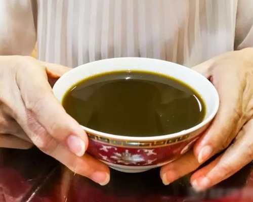 台灣一名奶奶為了抱孫，竟在新抱的中藥裏加蟑螂！網圖