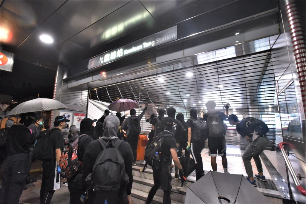彭定康呼籲示威者不要失去信心及初衷,要保持冷靜,不應以暴力解決問題。資料圖片