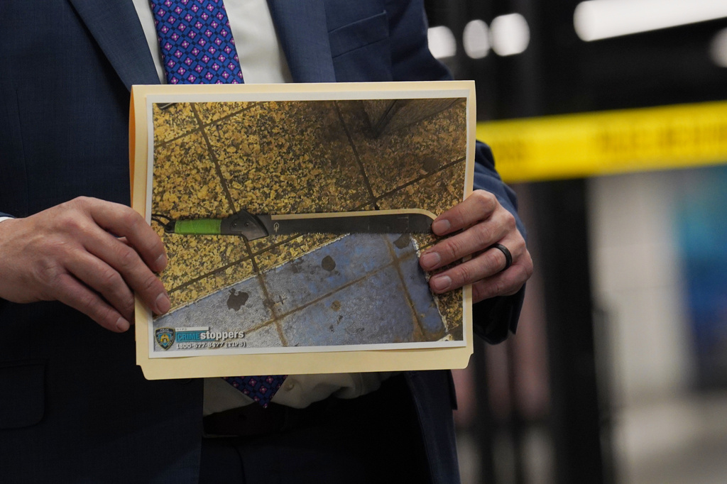 警方展示疑兇行兇時使用的利刀。美聯社 警方展示疑兇行兇時使用的利刀。美聯社