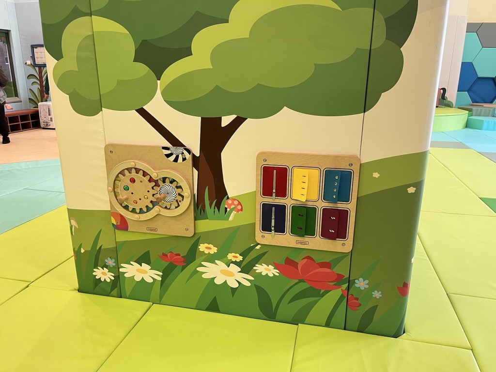 牆上的玩具版可供幼兒鍛煉手肌力。